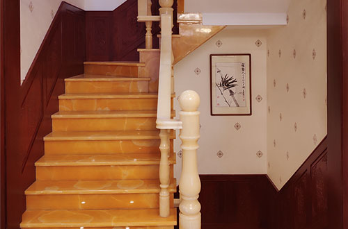 隆尧中式别墅室内汉白玉石楼梯的定制安装装饰效果