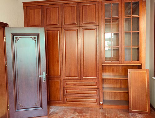 隆尧中式家庭装修里定制的实木衣柜效果图